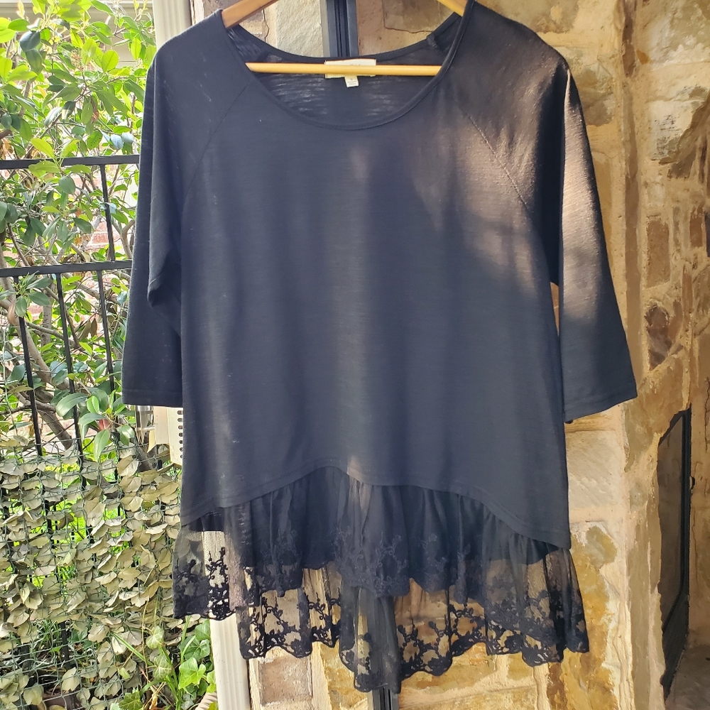 EUC Umgee Lace Hem Top S